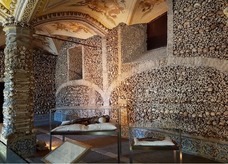 6 capelas dos ossos que você precisa conhecer em Portugal